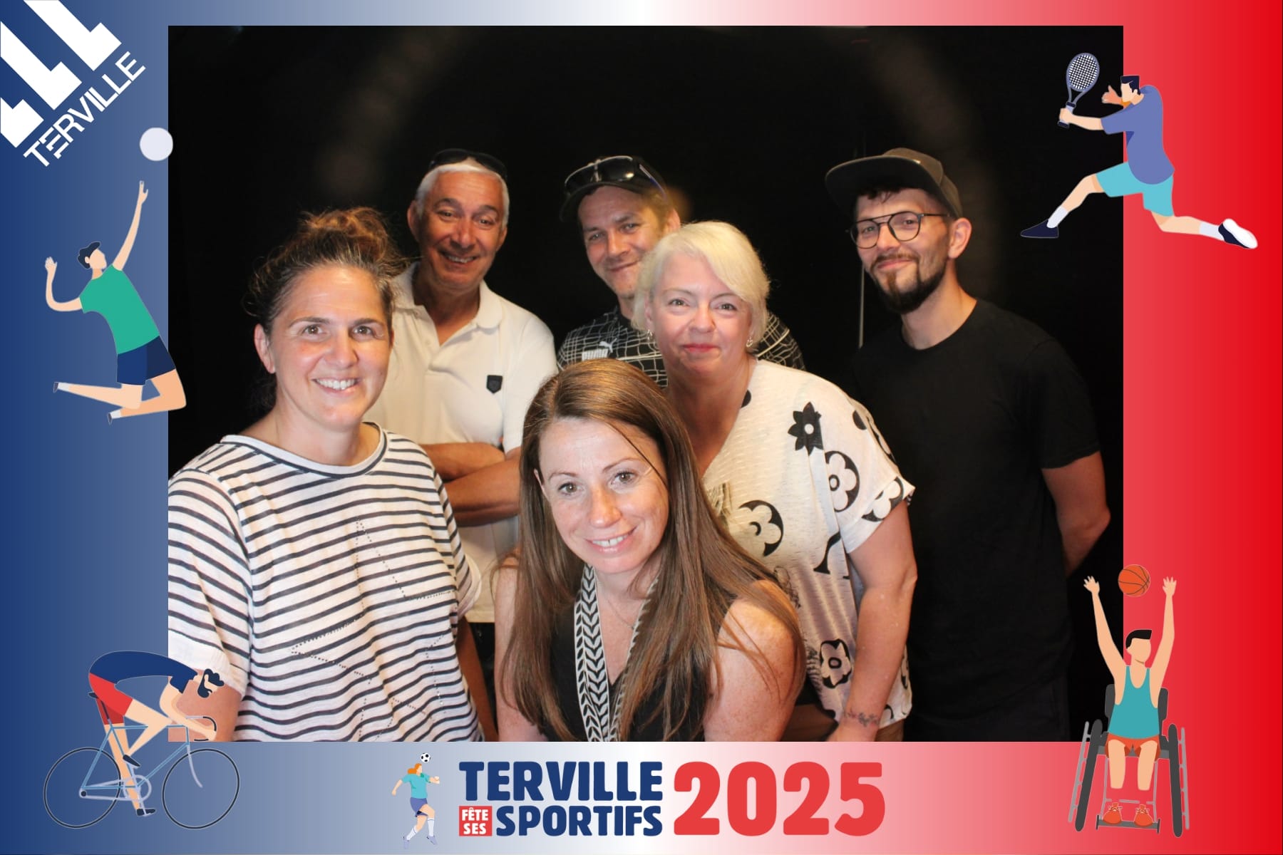 Estelle, loueuse de photobooth, entourée de responsables de mairie, associations et habitants lors d’un événement festif à proximité de Thionville.